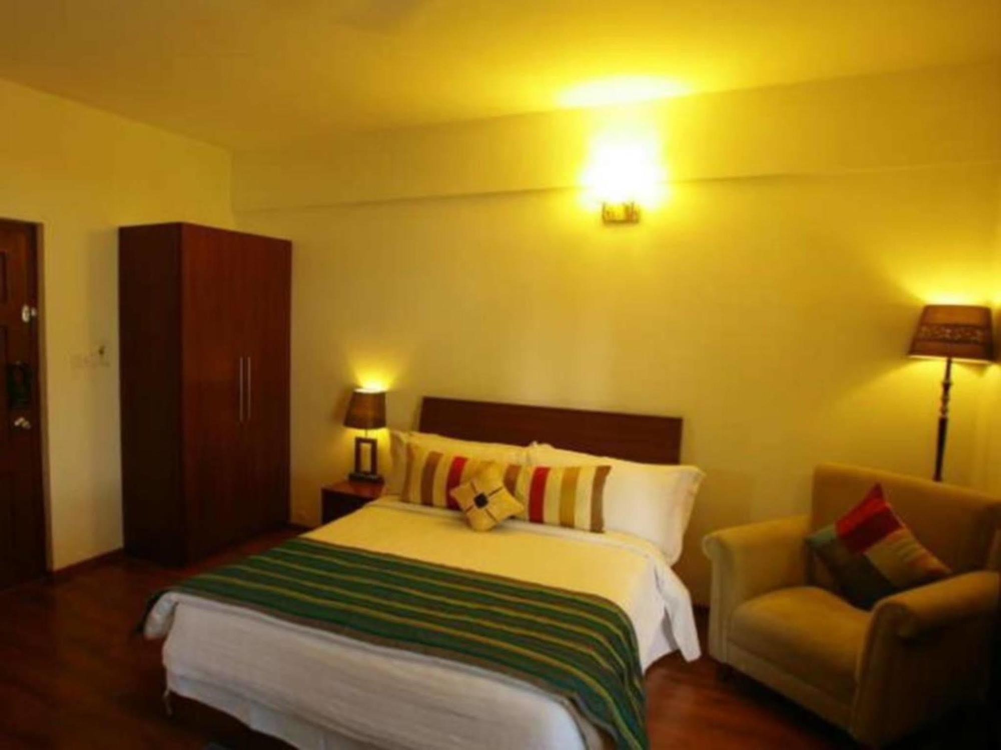 Justa Off Mg Road Otel Bangalore Dış mekan fotoğraf